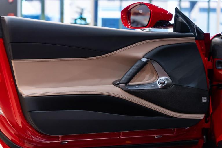 http://www.koenigseggchicago.com/galleria_images/173/173_p25_f.jpg