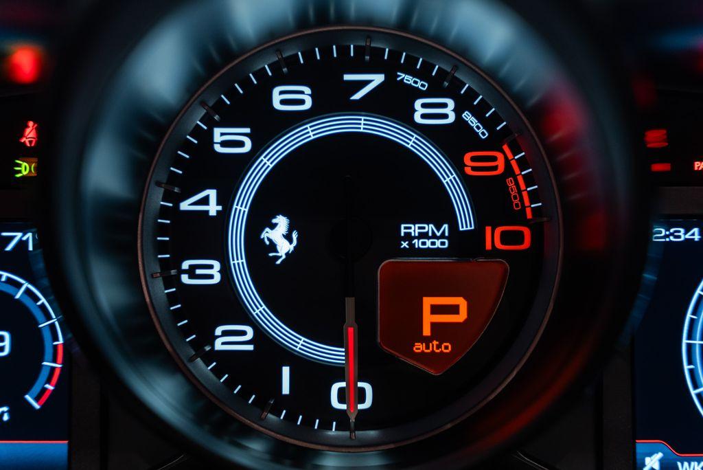 http://www.koenigseggchicago.com/galleria_images/173/173_p35_l.jpg