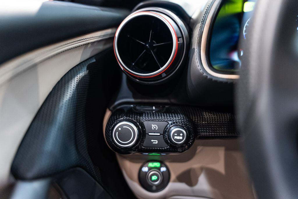 http://www.koenigseggchicago.com/galleria_images/173/173_p38_l.jpg