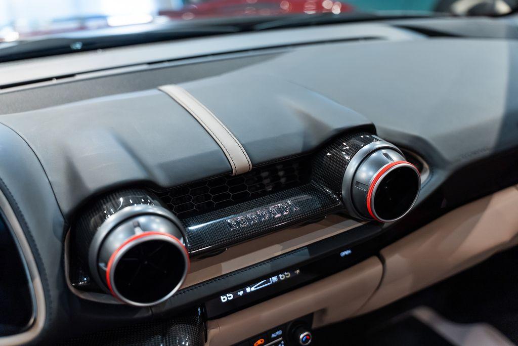 http://www.koenigseggchicago.com/galleria_images/173/173_p39_l.jpg