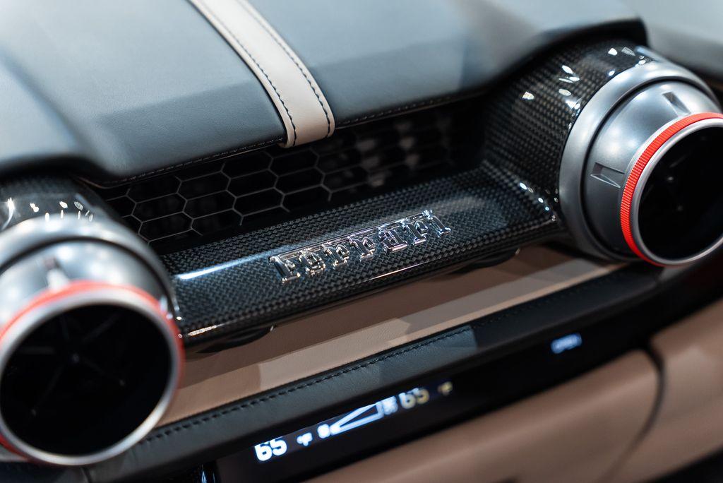http://www.koenigseggchicago.com/galleria_images/173/173_p40_l.jpg