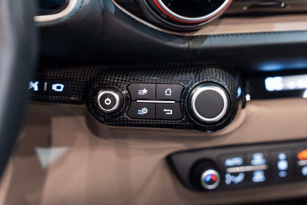 http://www.koenigseggchicago.com/galleria_images/173/173_p42_l.jpg