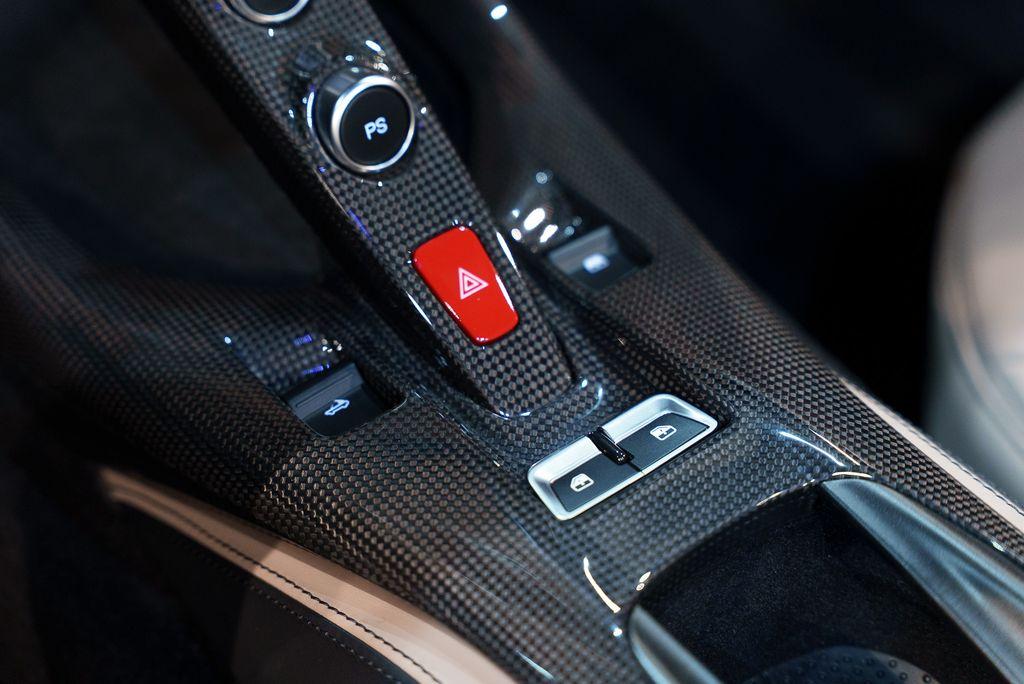 http://www.koenigseggchicago.com/galleria_images/173/173_p46_l.jpg