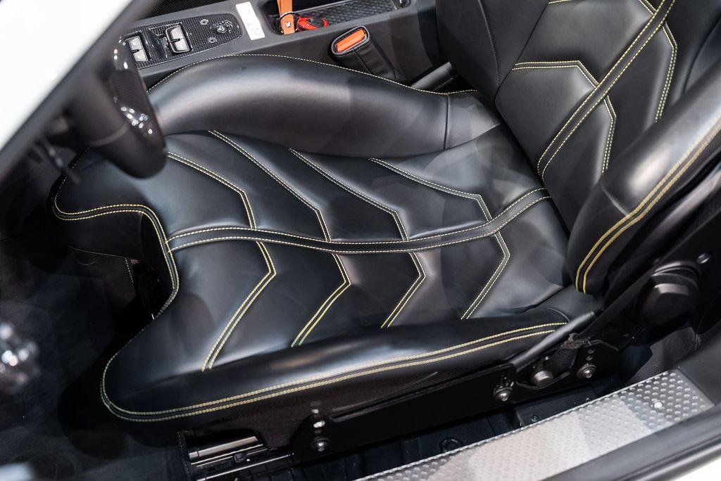 http://www.koenigseggchicago.com/galleria_images/174/174_p30_l.jpg