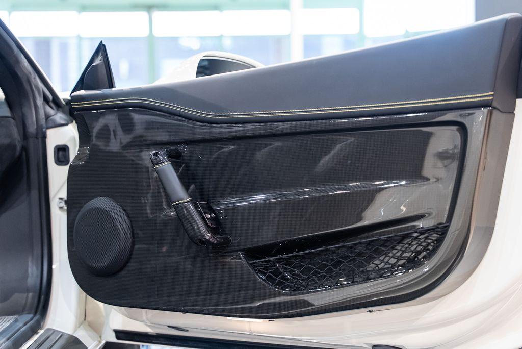 http://www.koenigseggchicago.com/galleria_images/174/174_p50_l.jpg