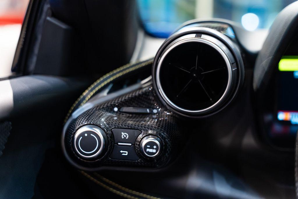 http://www.koenigseggchicago.com/galleria_images/175/175_p42_l.jpg
