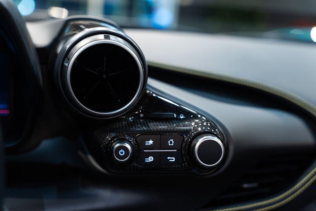 http://www.koenigseggchicago.com/galleria_images/175/175_p43_l.jpg