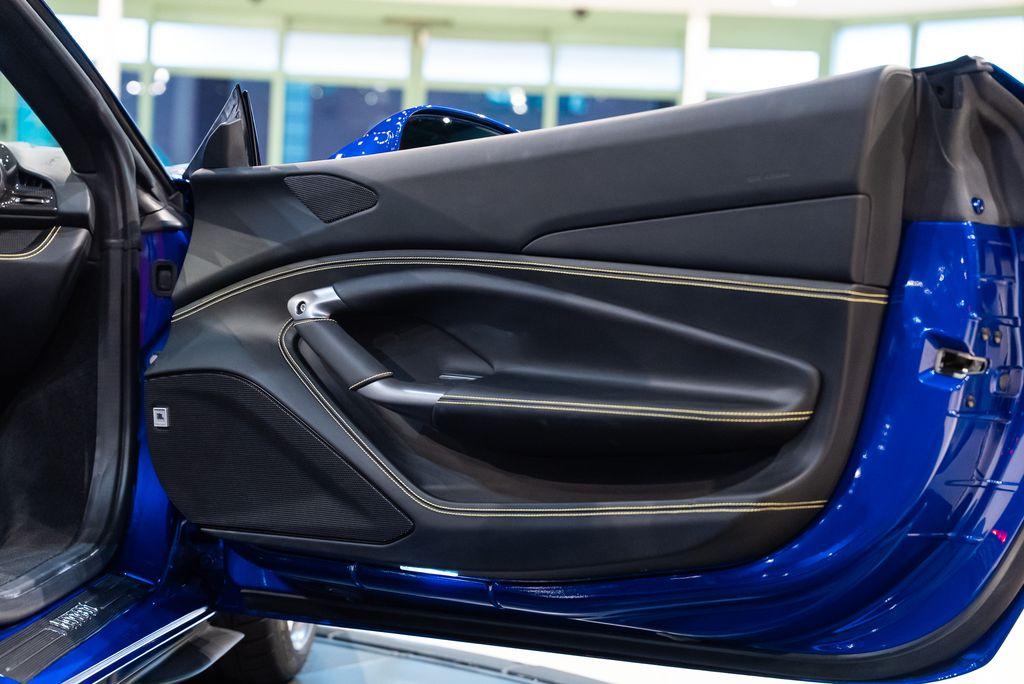 http://www.koenigseggchicago.com/galleria_images/175/175_p56_l.jpg