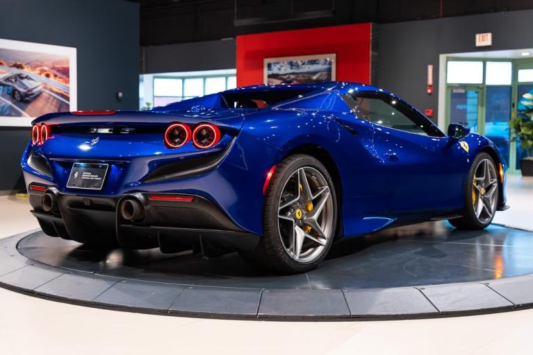 http://www.koenigseggchicago.com/galleria_images/175/175_p60_f.jpg