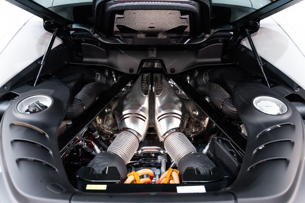 http://www.koenigseggchicago.com/galleria_images/176/176_p18_l.jpg