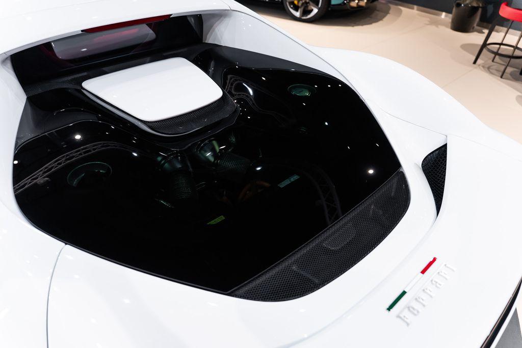 http://www.koenigseggchicago.com/galleria_images/176/176_p21_l.jpg