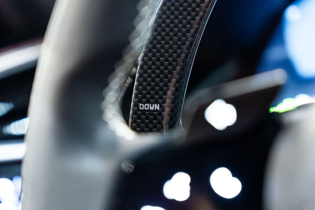 http://www.koenigseggchicago.com/galleria_images/176/176_p30_l.jpg