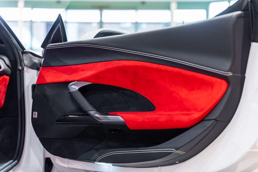 http://www.koenigseggchicago.com/galleria_images/176/176_p49_l.jpg