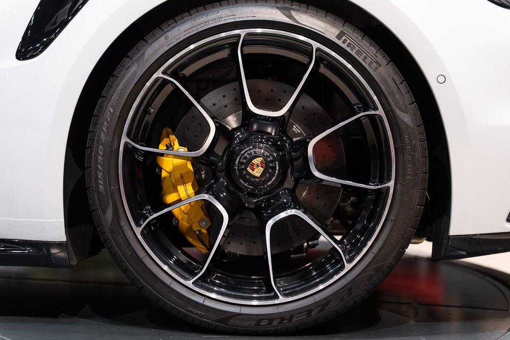 http://www.koenigseggchicago.com/galleria_images/177/177_p18_l.jpg