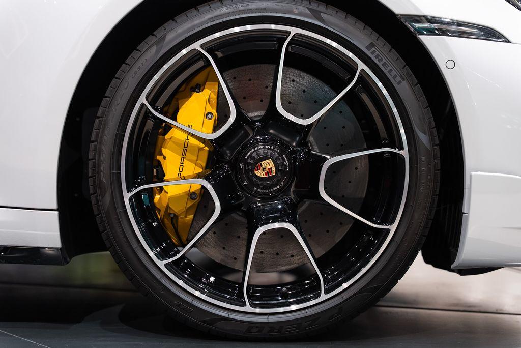 http://www.koenigseggchicago.com/galleria_images/177/177_p20_l.jpg