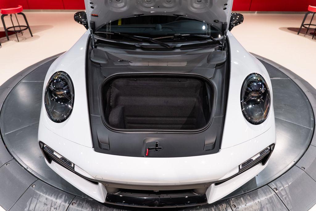 http://www.koenigseggchicago.com/galleria_images/177/177_p21_l.jpg