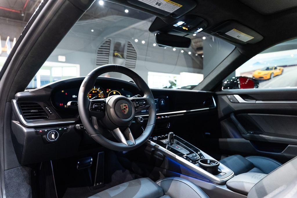 http://www.koenigseggchicago.com/galleria_images/177/177_p32_l.jpg