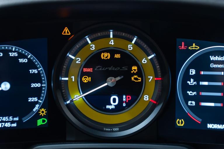 http://www.koenigseggchicago.com/galleria_images/177/177_p44_f.jpg