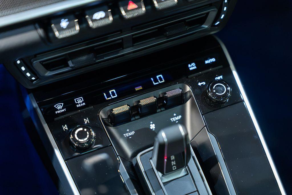 http://www.koenigseggchicago.com/galleria_images/177/177_p50_l.jpg