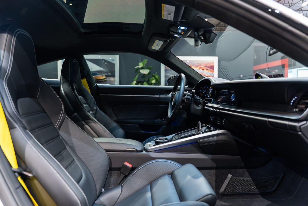 http://www.koenigseggchicago.com/galleria_images/177/177_p57_l.jpg