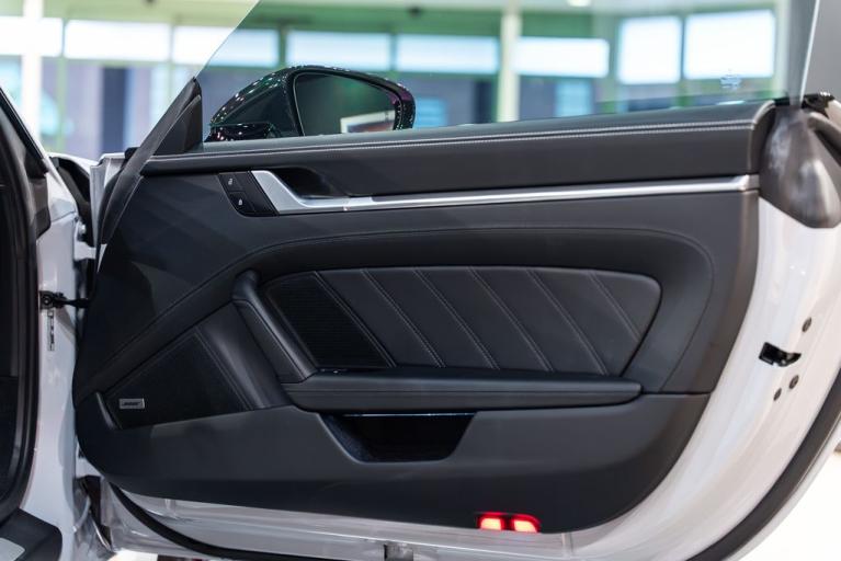 http://www.koenigseggchicago.com/galleria_images/177/177_p59_f.jpg
