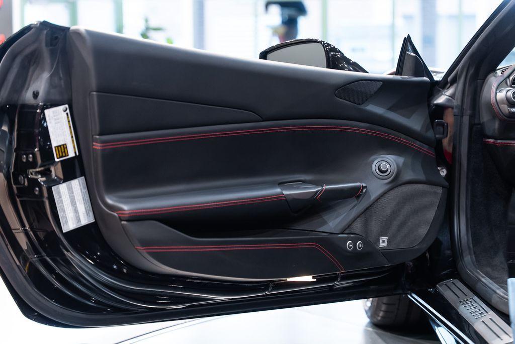 http://www.koenigseggchicago.com/galleria_images/178/178_p22_l.jpg