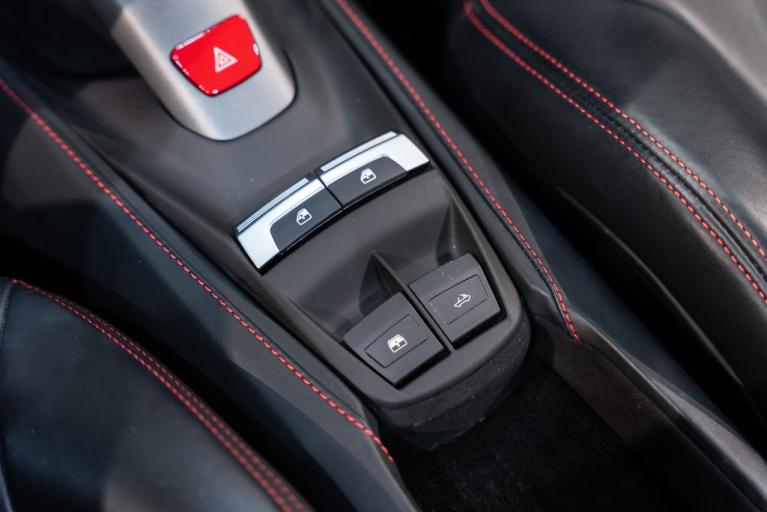 http://www.koenigseggchicago.com/galleria_images/178/178_p39_f.jpg