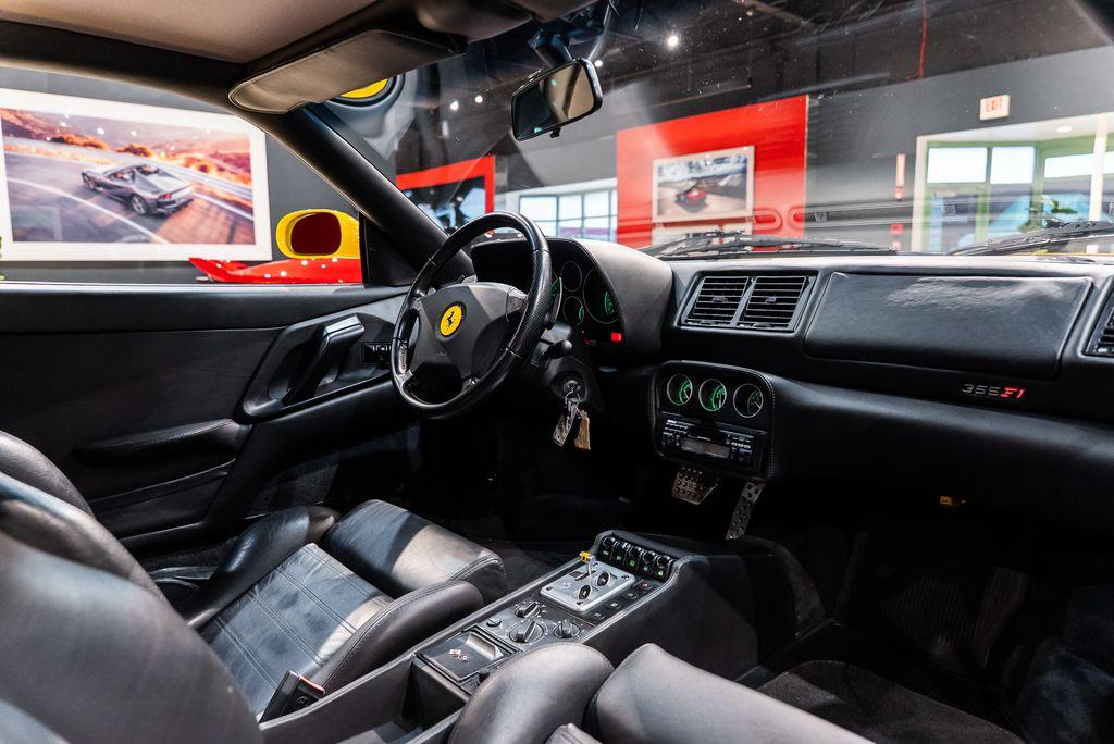 http://www.koenigseggchicago.com/galleria_images/180/180_p50_l.jpg