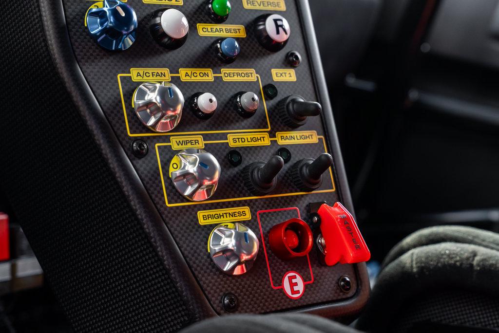 http://www.koenigseggchicago.com/galleria_images/181/181_p30_l.jpg