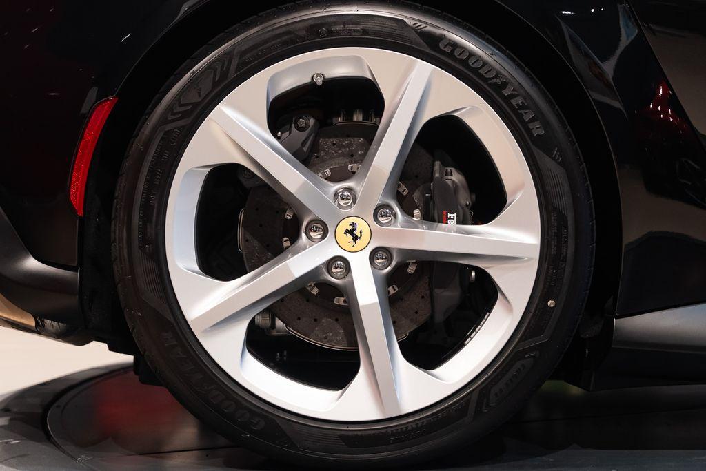 http://www.koenigseggchicago.com/galleria_images/182/182_p14_l.jpg