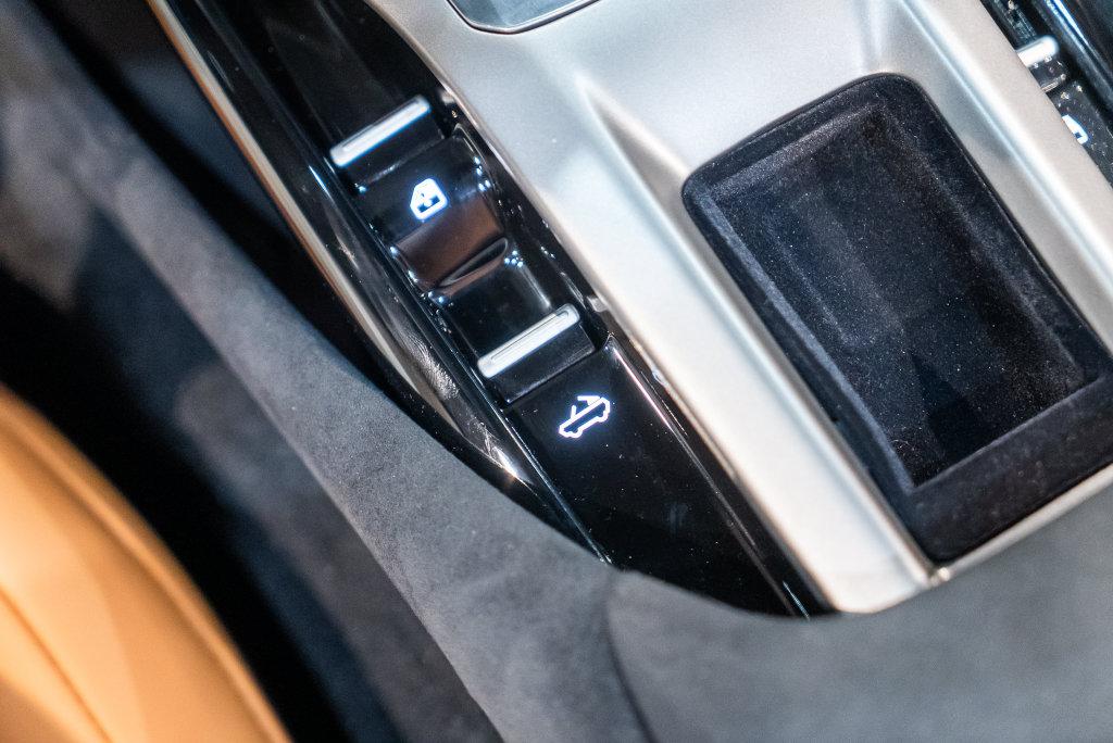 http://www.koenigseggchicago.com/galleria_images/182/182_p38_l.jpg