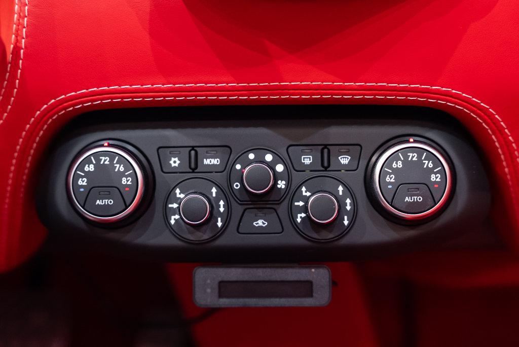 http://www.koenigseggchicago.com/galleria_images/184/184_p40_l.jpg