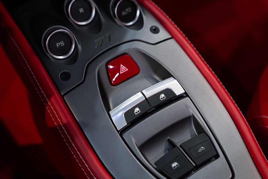 http://www.koenigseggchicago.com/galleria_images/184/184_p42_l.jpg