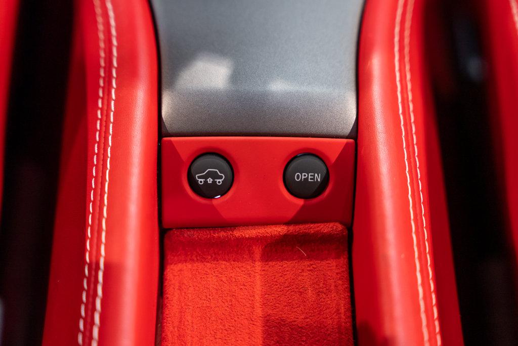 http://www.koenigseggchicago.com/galleria_images/184/184_p45_l.jpg