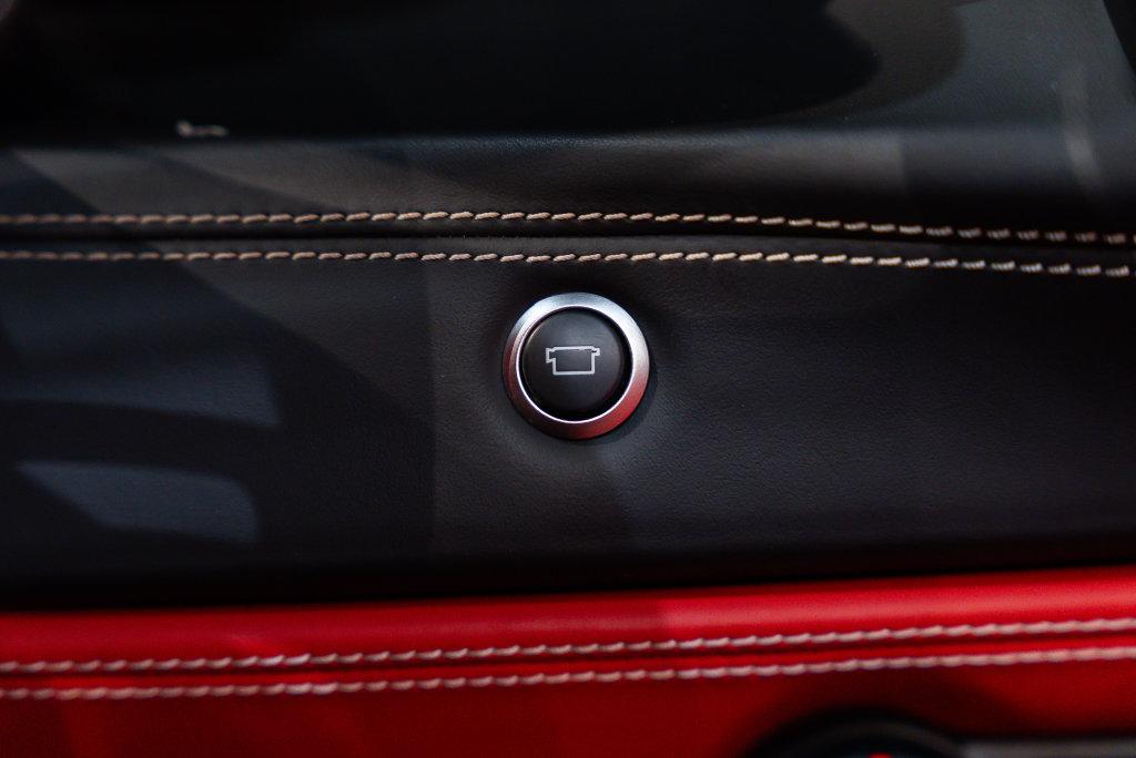 http://www.koenigseggchicago.com/galleria_images/185/185_p40_l.jpg
