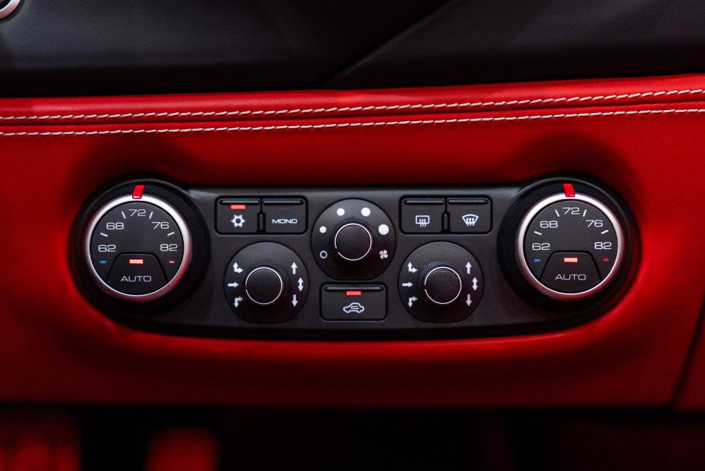 http://www.koenigseggchicago.com/galleria_images/185/185_p41_l.jpg