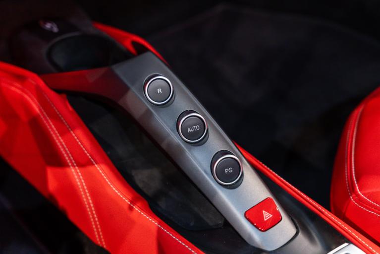 http://www.koenigseggchicago.com/galleria_images/185/185_p42_f.jpg