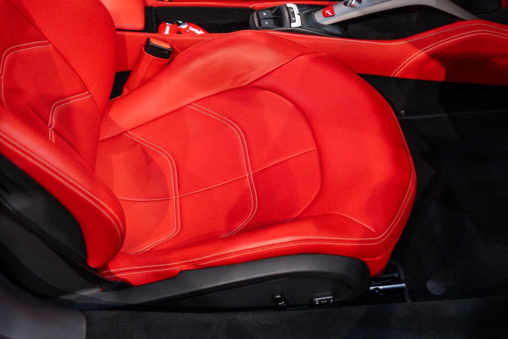 http://www.koenigseggchicago.com/galleria_images/185/185_p46_l.jpg