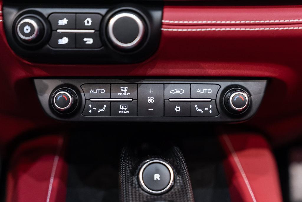 http://www.koenigseggchicago.com/galleria_images/186/186_p43_l.jpg