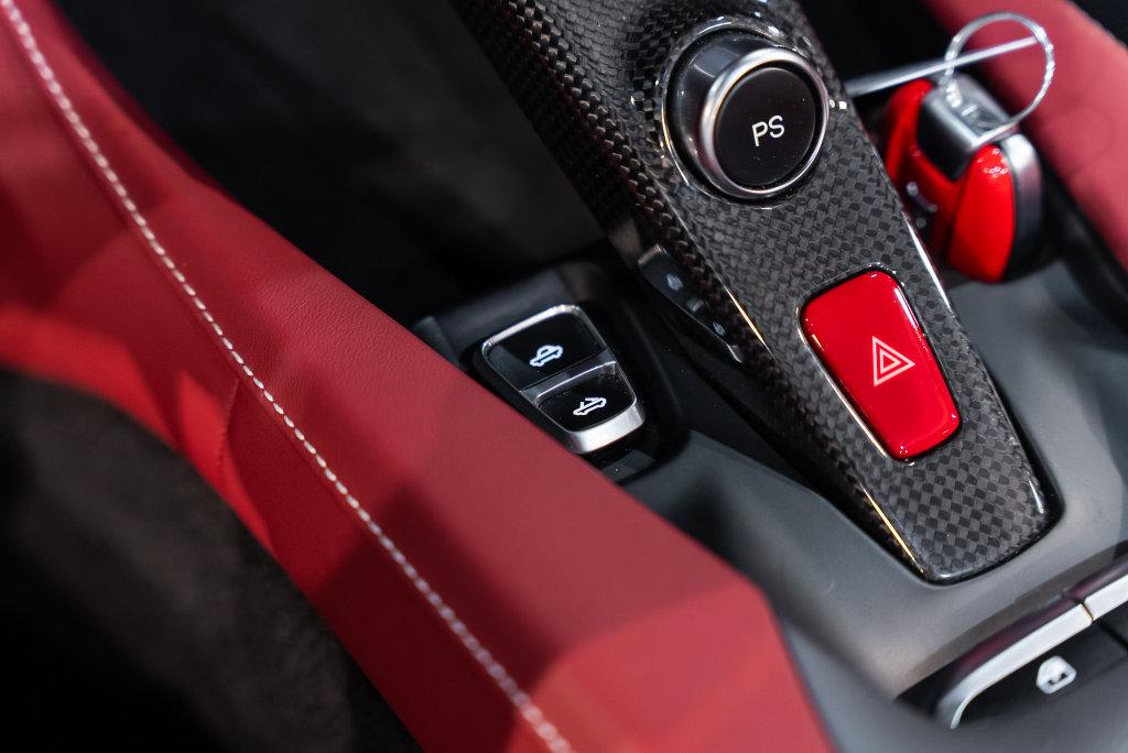 http://www.koenigseggchicago.com/galleria_images/186/186_p45_l.jpg