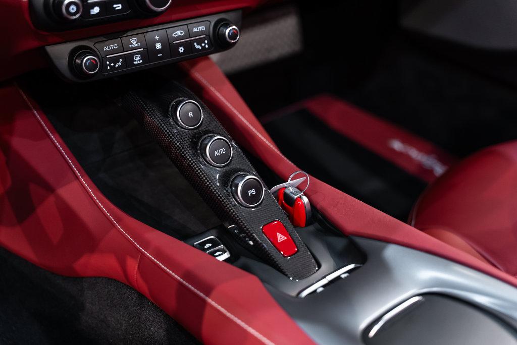 http://www.koenigseggchicago.com/galleria_images/186/186_p47_l.jpg