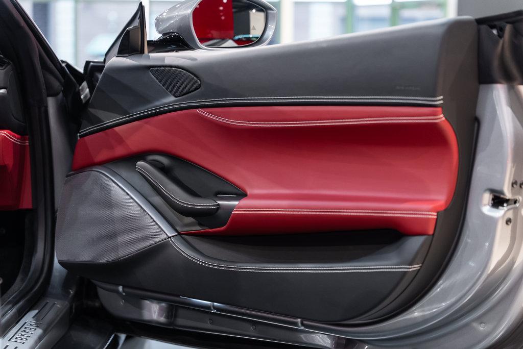 http://www.koenigseggchicago.com/galleria_images/186/186_p54_l.jpg