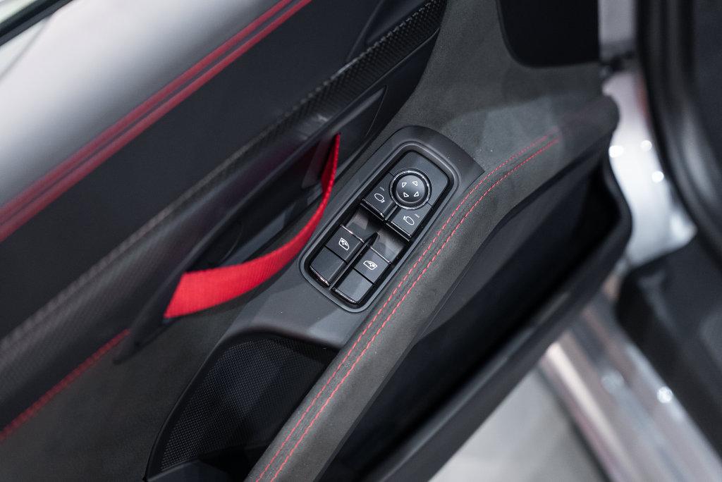 http://www.koenigseggchicago.com/galleria_images/187/187_p15_l.jpg