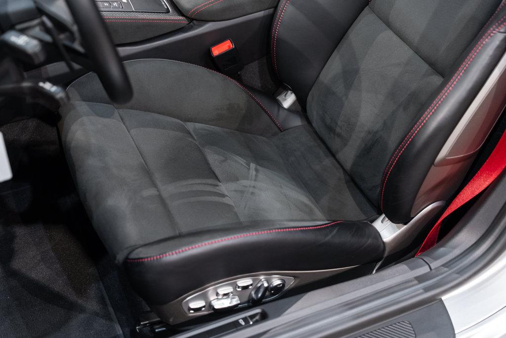 http://www.koenigseggchicago.com/galleria_images/187/187_p17_l.jpg