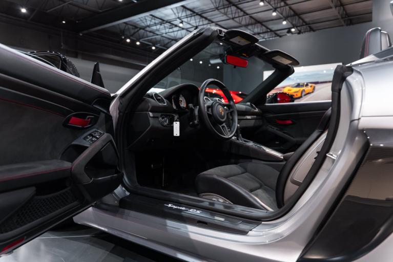 http://www.koenigseggchicago.com/galleria_images/187/187_p19_f.jpg