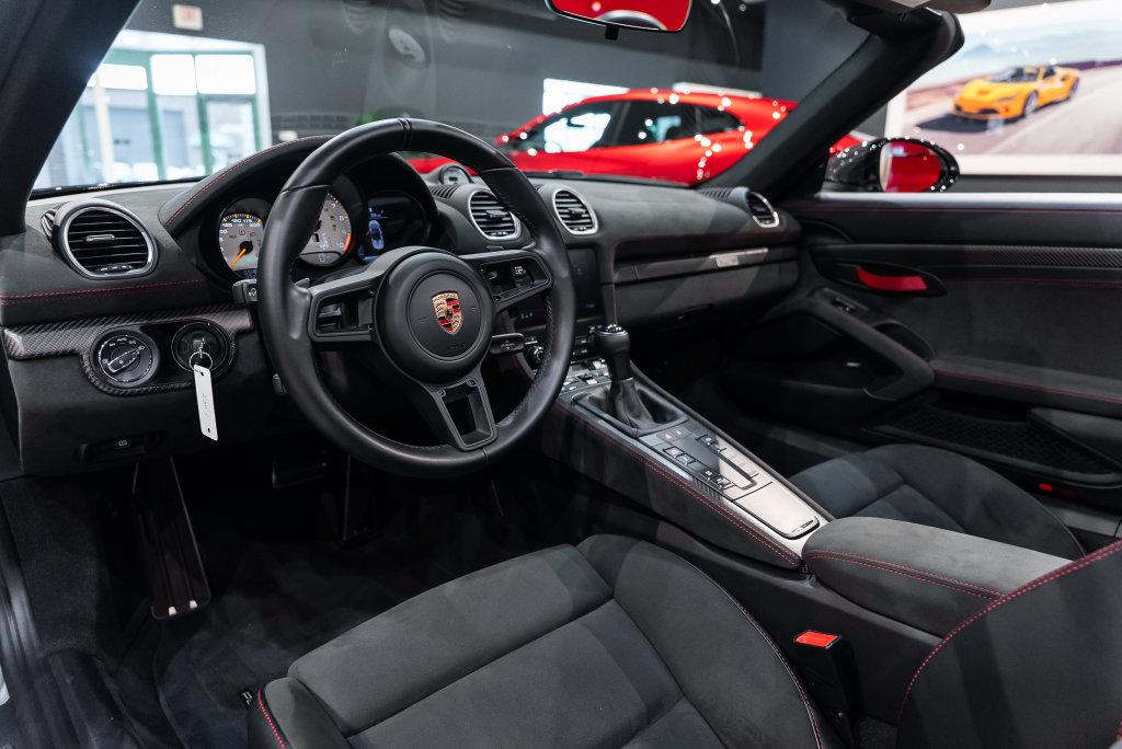 http://www.koenigseggchicago.com/galleria_images/187/187_p20_l.jpg