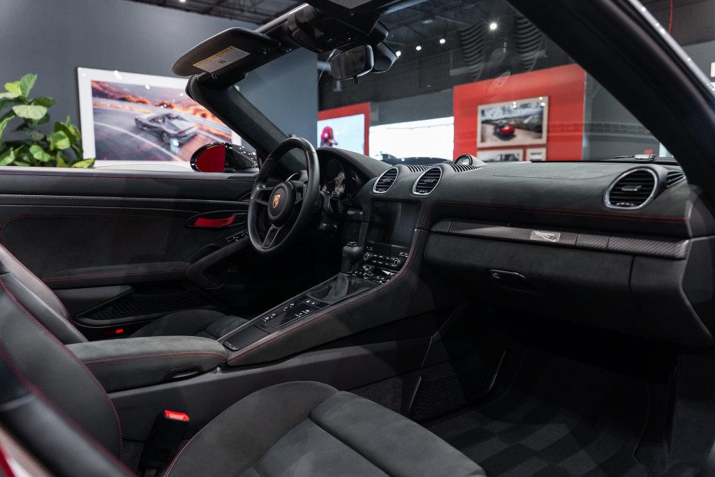 http://www.koenigseggchicago.com/galleria_images/187/187_p36_l.jpg