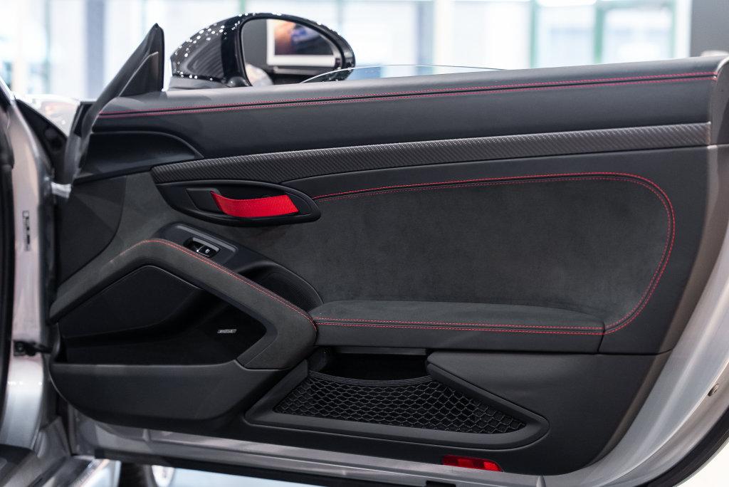 http://www.koenigseggchicago.com/galleria_images/187/187_p40_l.jpg