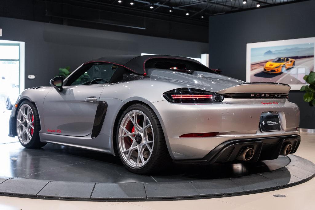 http://www.koenigseggchicago.com/galleria_images/187/187_p42_l.jpg