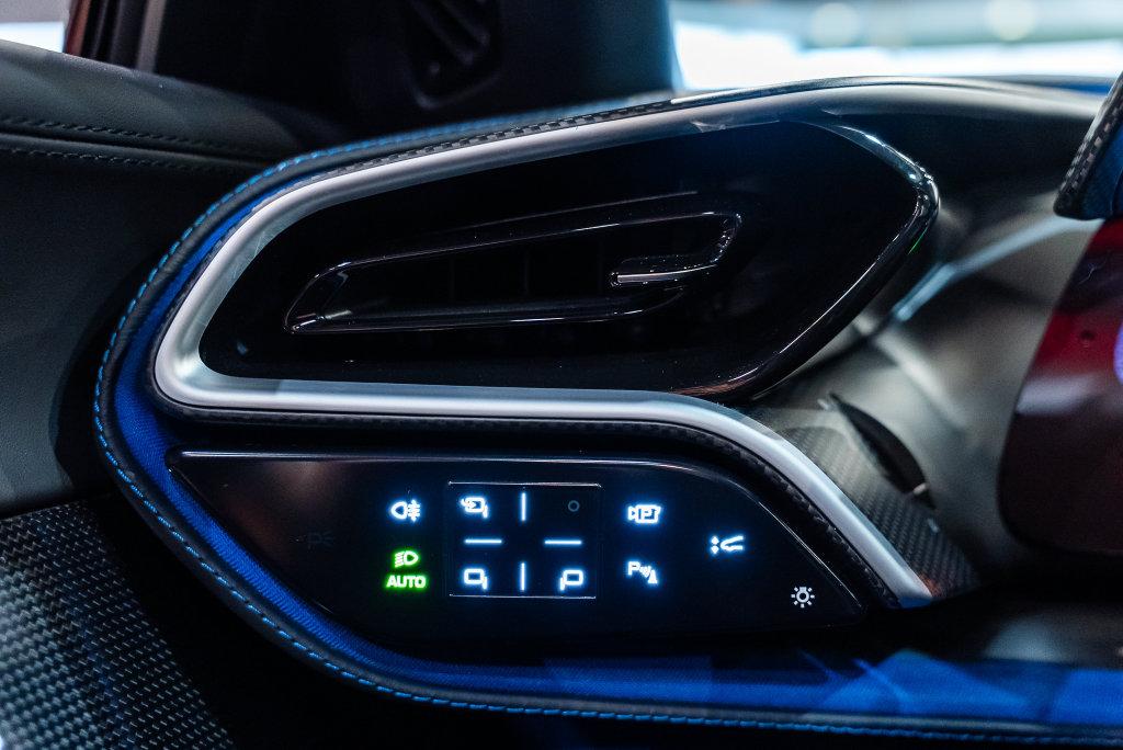http://www.koenigseggchicago.com/galleria_images/188/188_p39_l.jpg